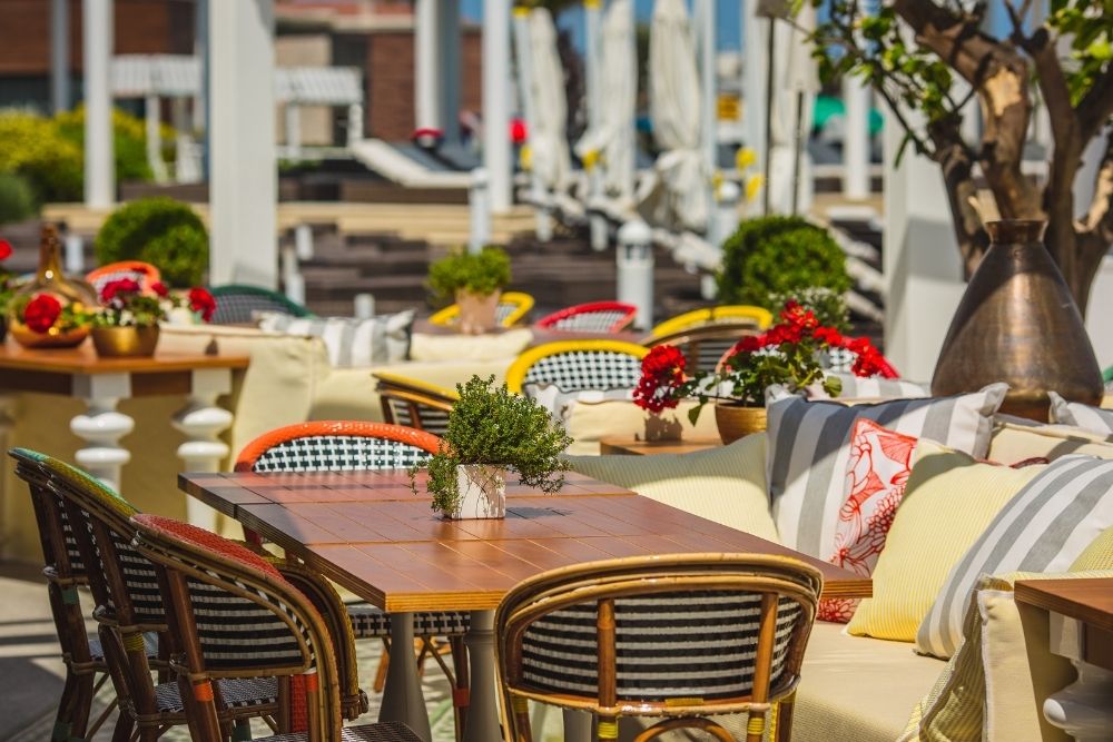 5 estilos clave para escoger tu mobiliario de terraza para hostelería