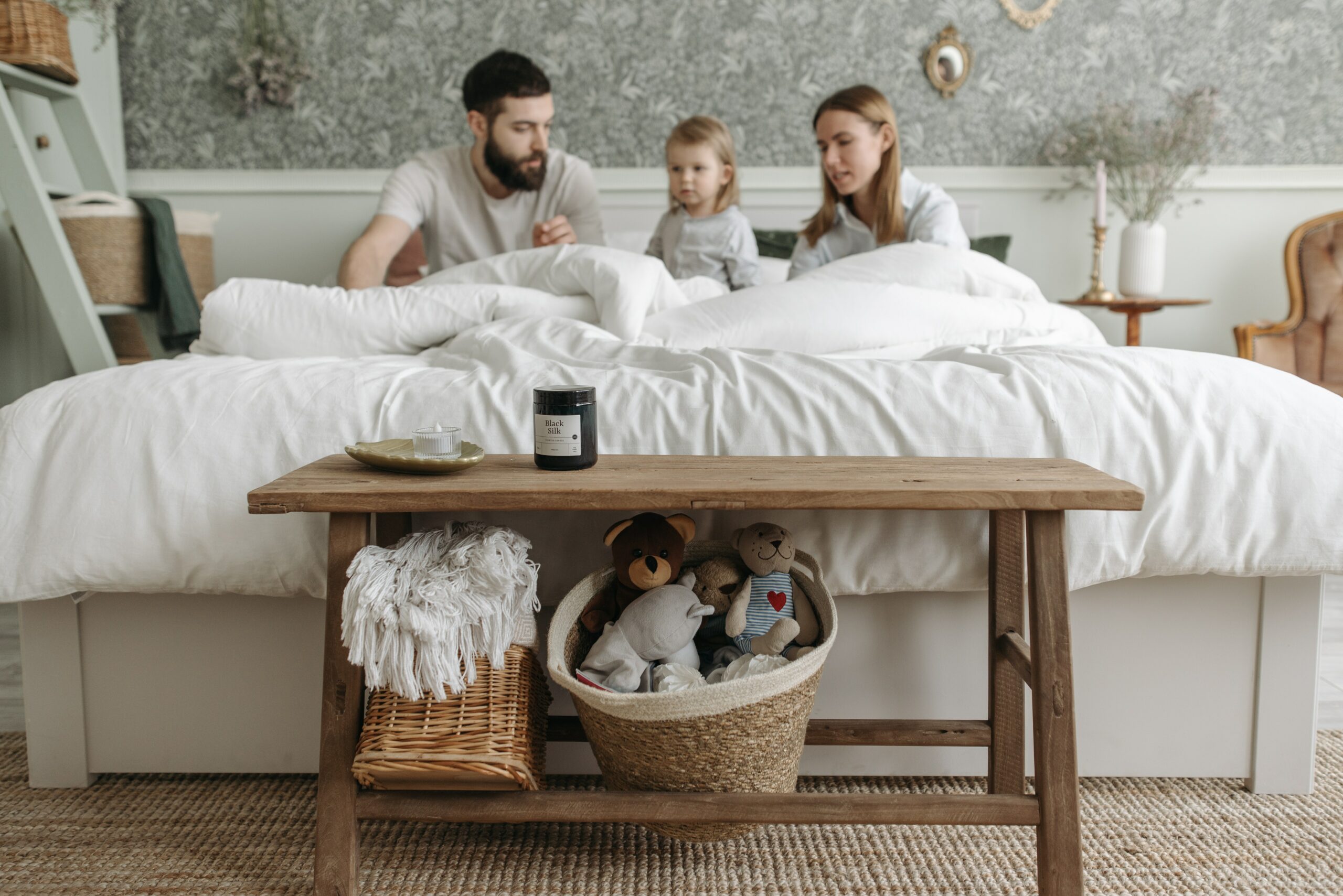 ¿Quieres configurar tu propio dormitorio matrimonial para compartir con un niño pequeño? Si es así, en Kasas Decoración te damos los tips necesarios.