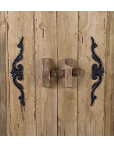 Armario con esquinas de metal