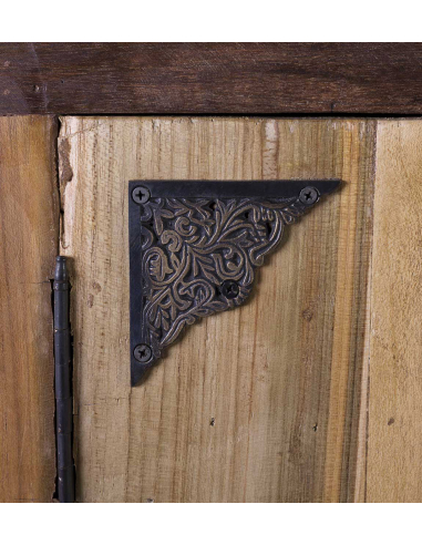 Armario con esquinas de metal