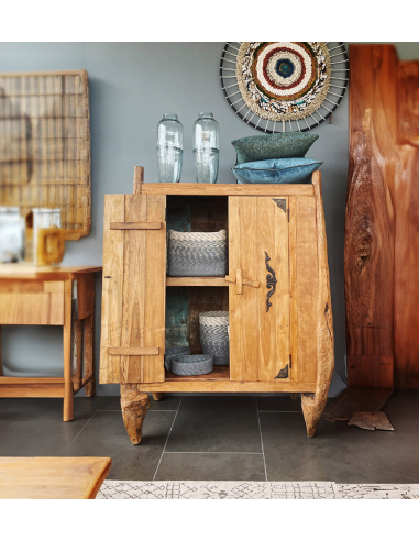 Armario con esquinas de metal