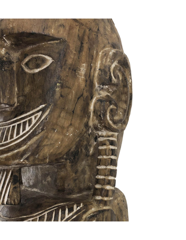 Tótem primitivo tallado