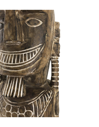 Tótem primitivo tallado