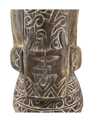 Tótem primitivo tallado