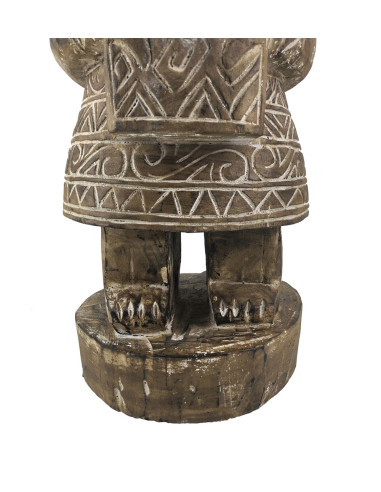 Tótem primitivo tallado