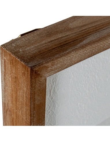 Cuadro de madera con recortes blancos...