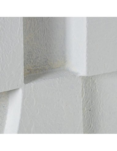 Cuadro de madera con recortes blancos...