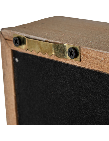 Cuadro de madera con recortes blancos...