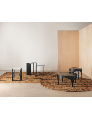 Mesa auxiliar metálica negra con cristal