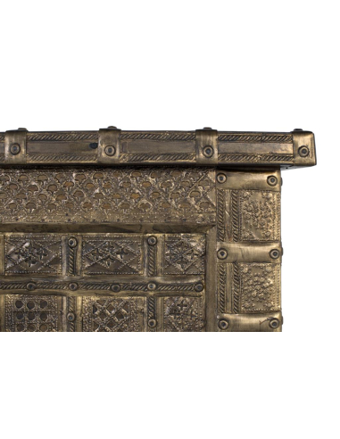 Baúl dorado repujado Baúl dorado repujado