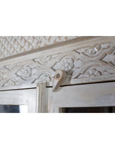 Armario con marco ancho tallado Armario con marco ancho tallado