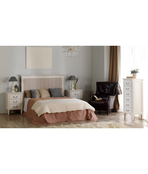 Mesita de noche clásica tres cajones