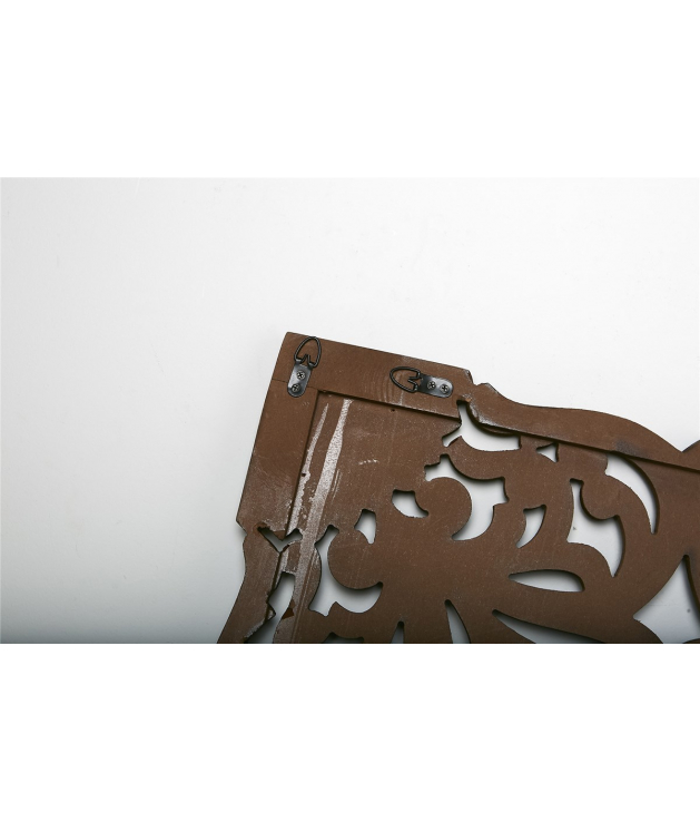 Cabecero de madera tallada con motivos vegetales, color marrón.