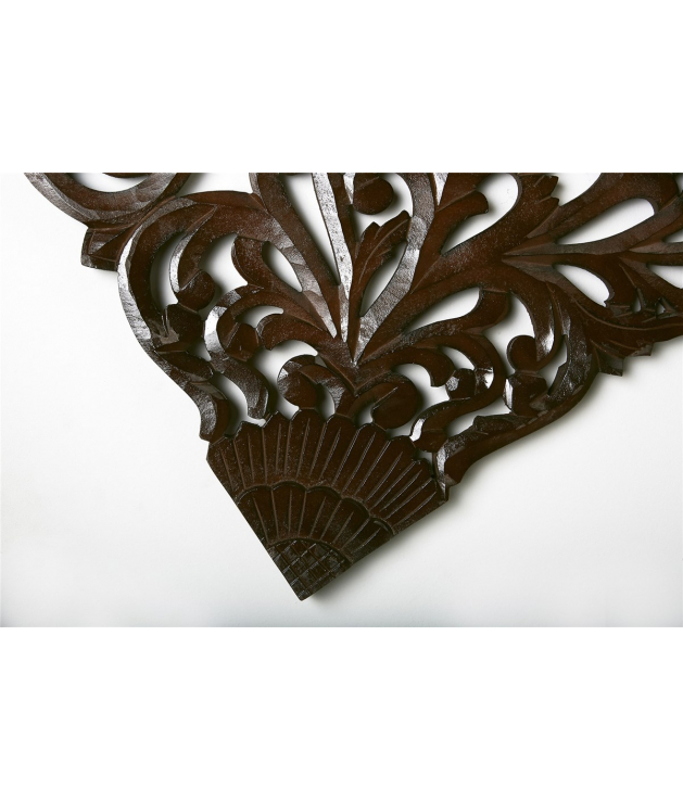 Cabecero de madera tallada con motivos vegetales, color marrón.