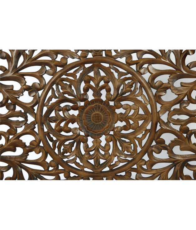 Cabecero de madera tallada con motivos vegetales, color marrón.