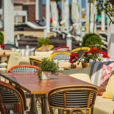 5 estilos clave para escoger tu mobiliario de terraza para hostelería