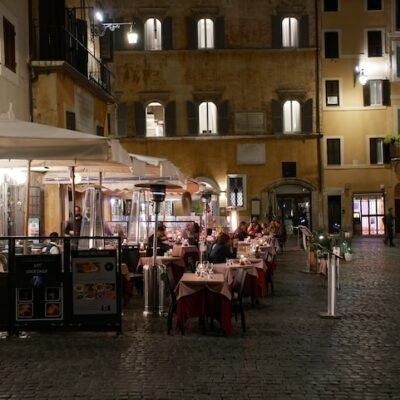 Conserva la terraza de tu bar este otoño con calefactores halógenos