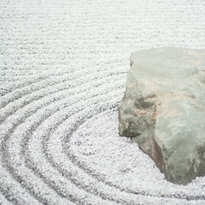 Crea un jardín zen en donde reine la tranquilidad y armonía