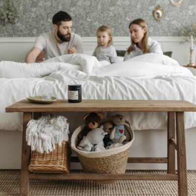 ¿Quieres configurar tu propio dormitorio matrimonial para compartir con un niño pequeño? Si es así, en Kasas Decoración te damos los tips necesarios.
